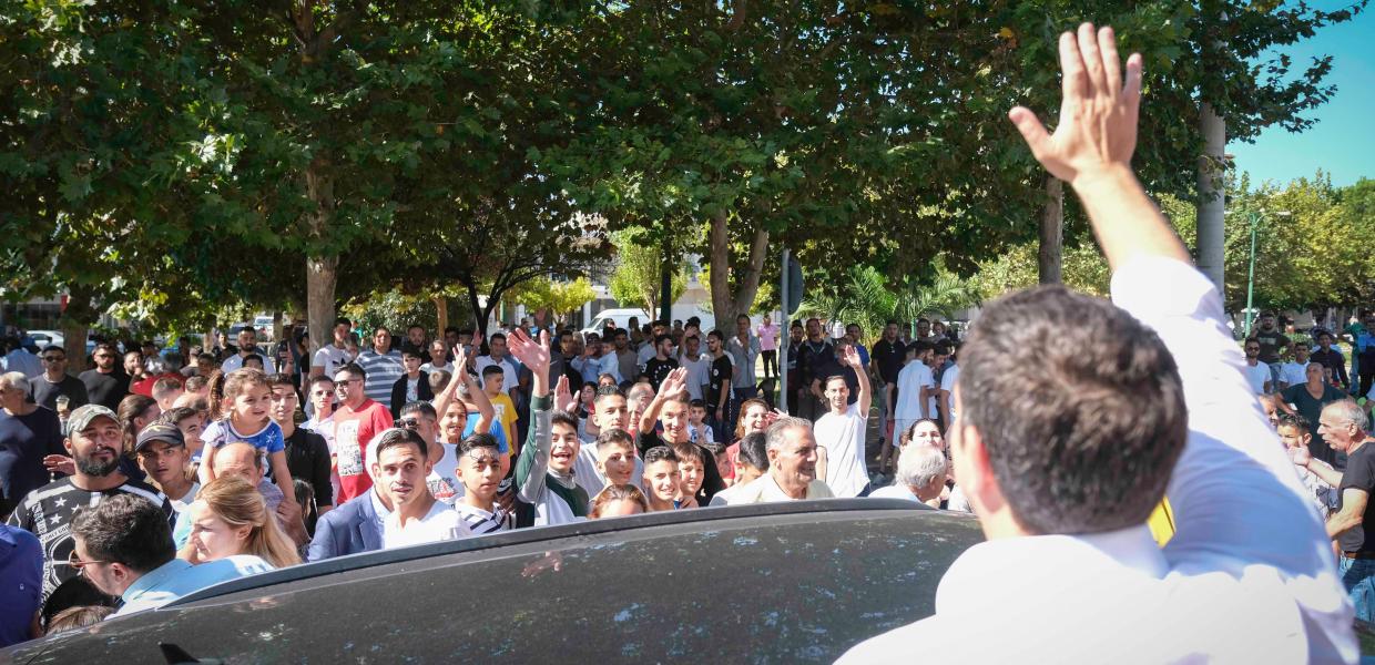 Ο Αλέξης Τσίπρας με κόσμο 