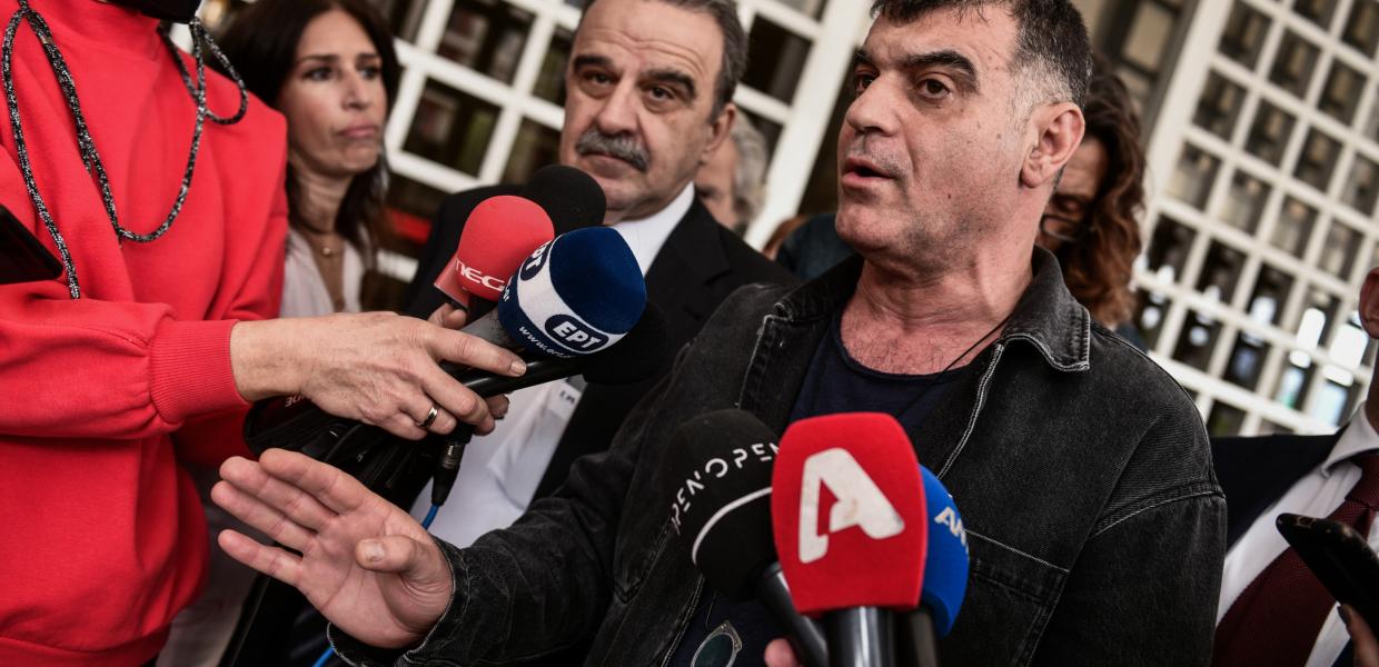 Ο Κώστας Βαξεβάνης κάνει δηλώσεις έξω από τον Άρειο Πάγο