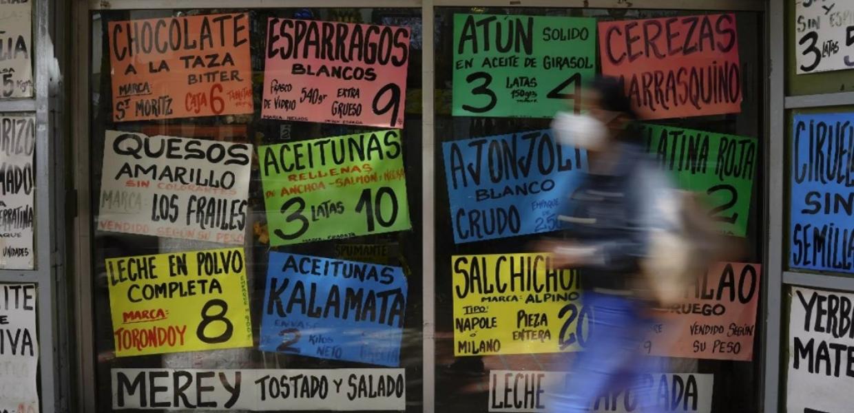 Άνθρωπος περνάει από κατάστημα στη Βενεζουέλα
