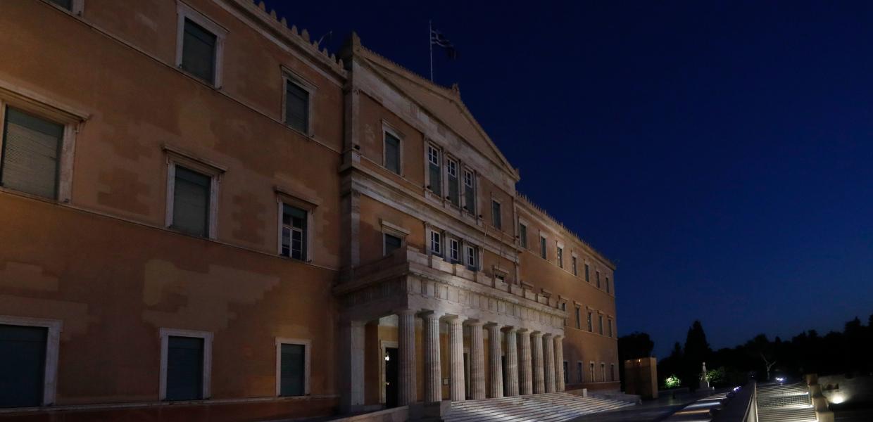 Το κτίριο της Βουλής το βράδυ