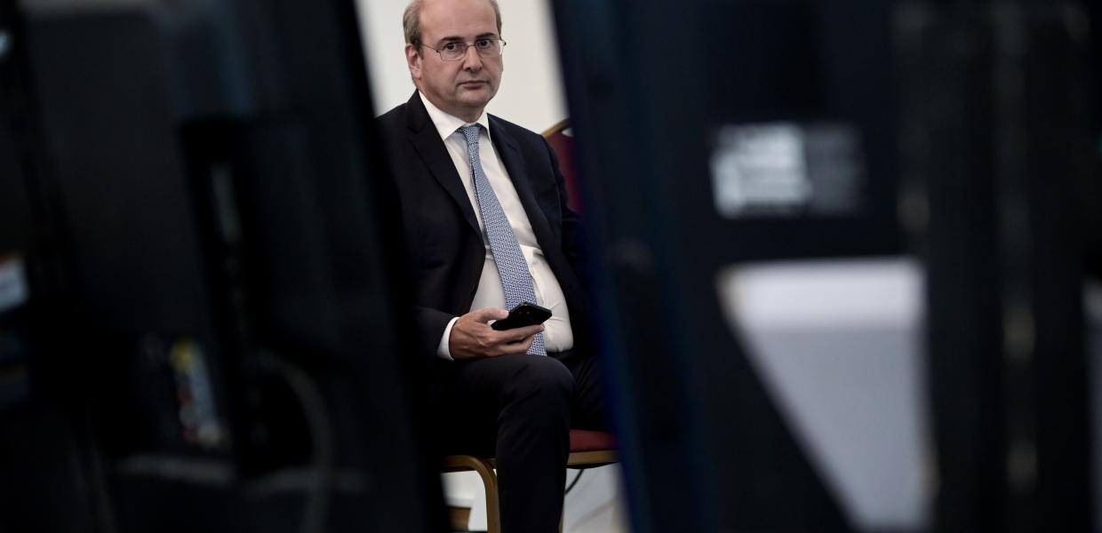 Ο Κωστής Χατζηδάκης με κινητό