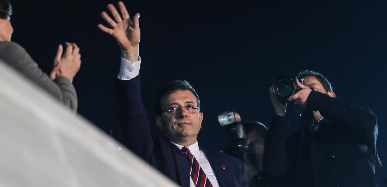 Ο Εκρέμ Ιμάμογλου χαιρετάει
