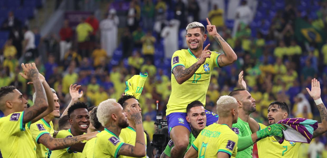 Οι παίκτες της Βραζιλίας πανηγυρίζουν