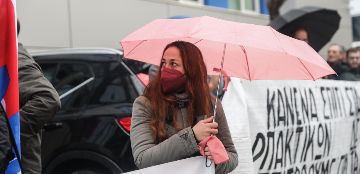 Κόσμος σε συγκέντρωση διαμαρτυρίας