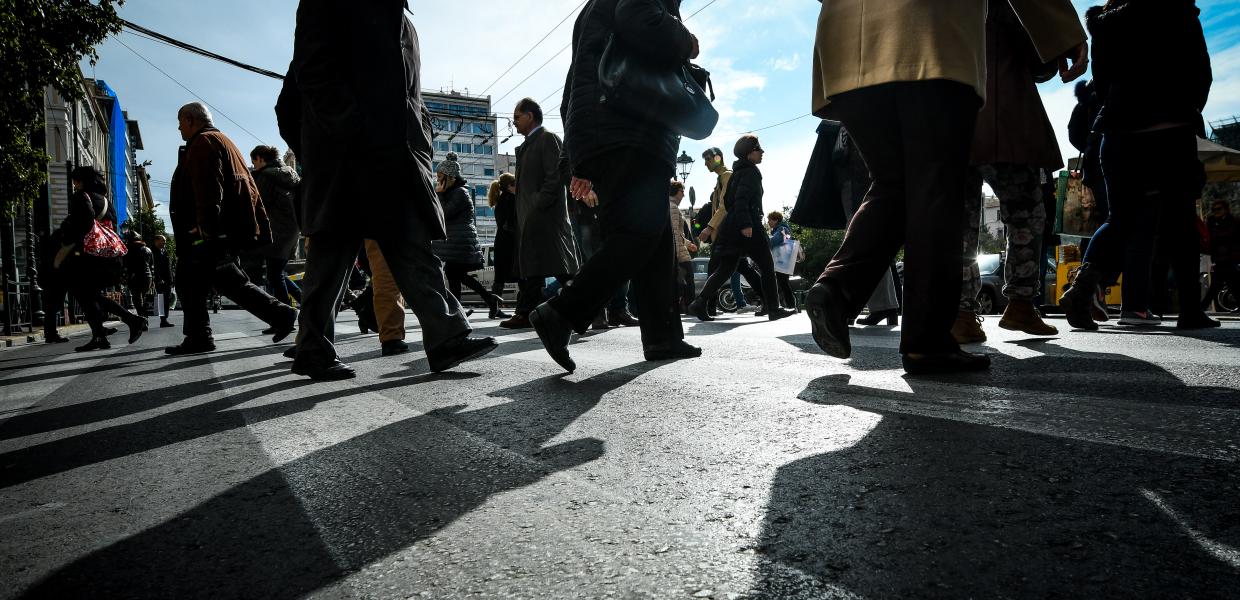 Εργαζόμενοι πηγαίνοντας στις δουλειές τους.