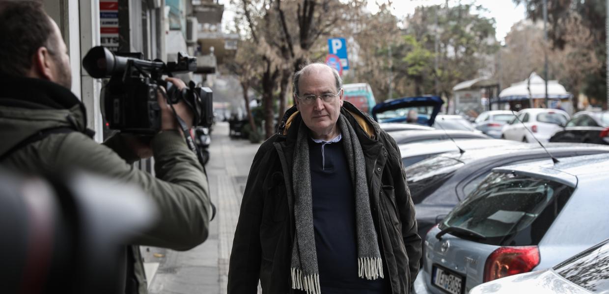 Ο Νίκος Φίλης έξω από τα γραφεία του ΣΥΡΙΖΑ