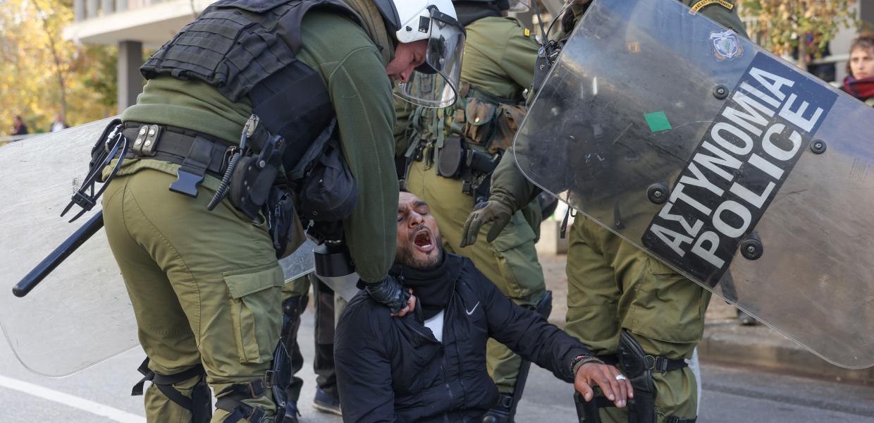 Ο πατέρας του Κώστα Φραγκούλη πεσμένος από τα ΜΑΤ