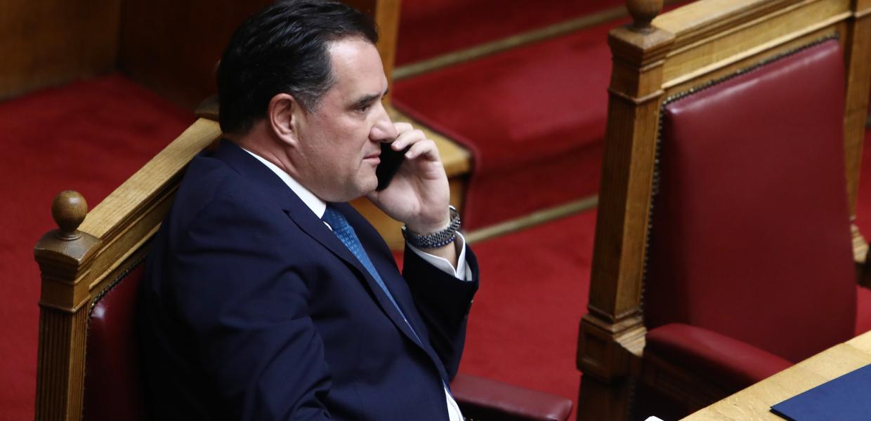 Ο Άδωνις Γεωργιάδης μιλάει στο κινητό στη Βουλή
