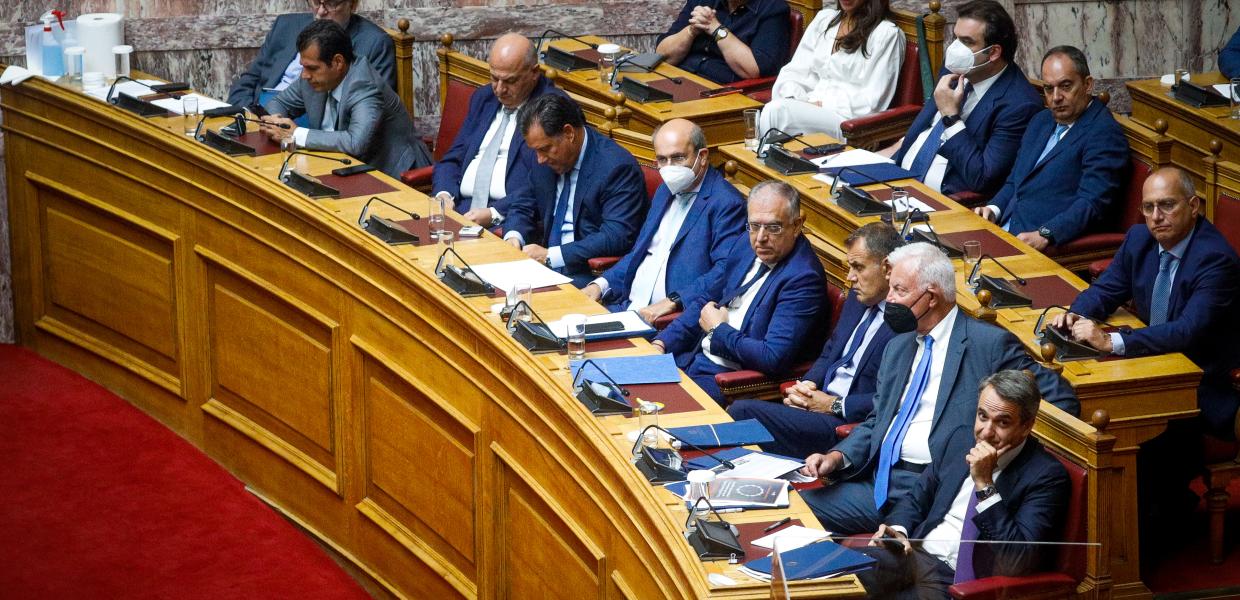 Ο Κυριάκος Μητσοτάκης μαζί με υπουργούς στη Βουλή