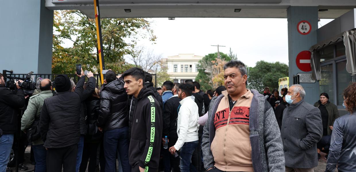 Συγγενείς του 16χρονου Ρομά έξω από το νοσοκομείο