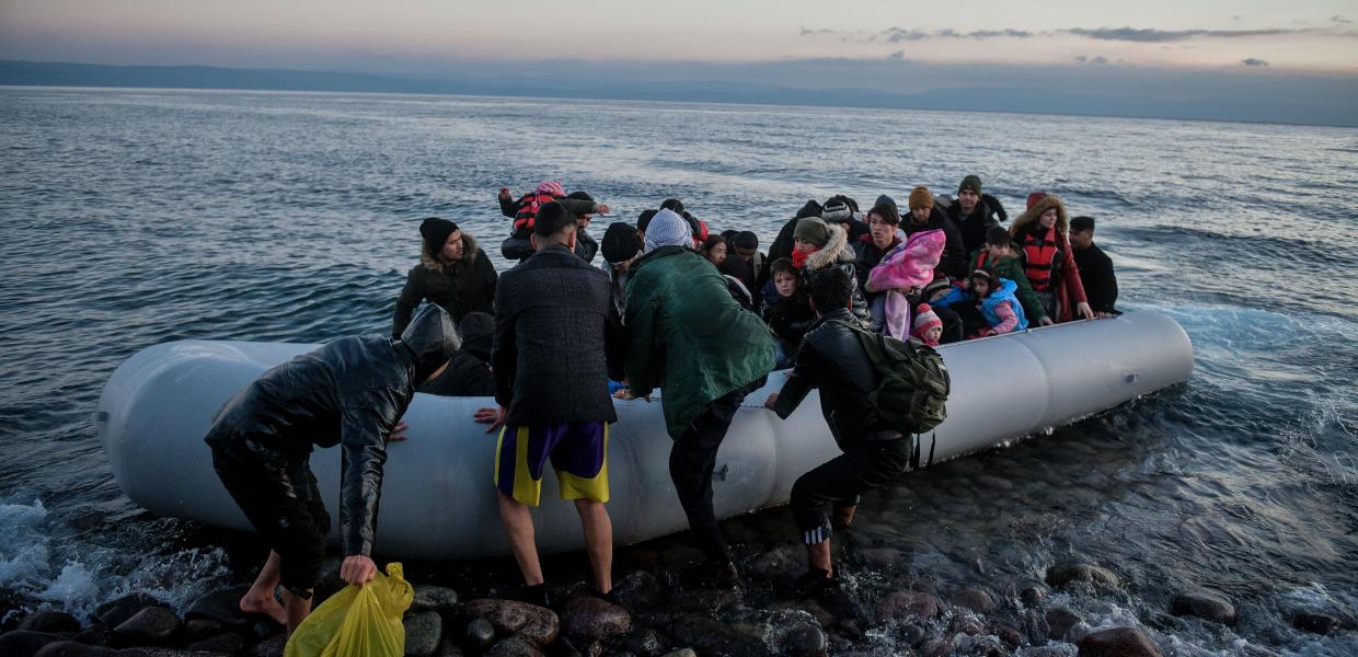 Πρόσφυγες σε βάρκα βγαίνουν στη στεριά