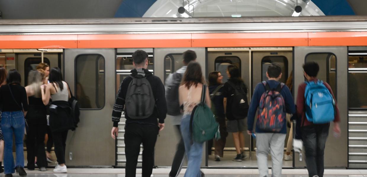 Κόσμος στο Μετρό 