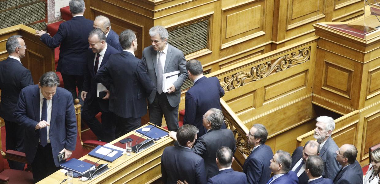 Ο Κυριάκος Μητσοτάκης συνομιλεί με βουλευτές της ΝΔ στη Βουλή