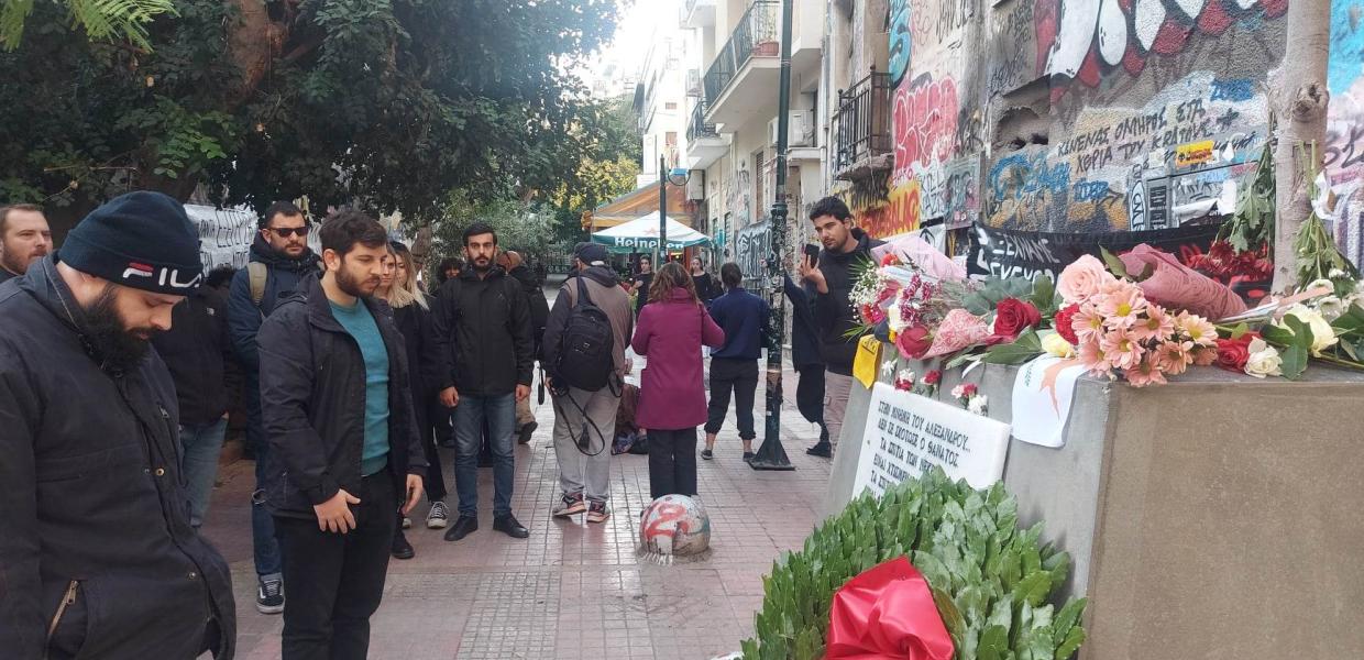Aντιπροσωπεία της νεολαίας συριζα στο μνημείο του Γρηγορόπουλου