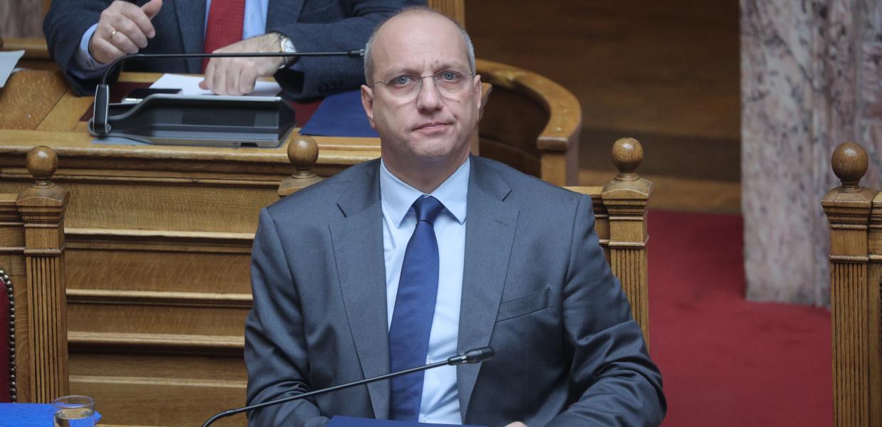 Ο Γιάννης Οικονόμου στη Βουλή