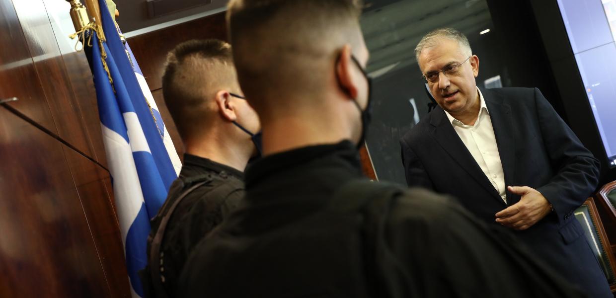 Ο Τάκης Θεοδωρικάκος με αστυνομικούς της ΔΙΑΣ