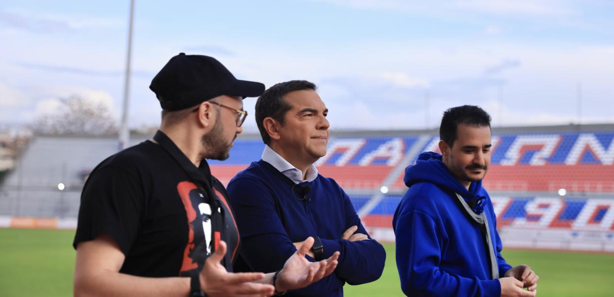 Ο Αλέξης Τσίπρας παίζει μπάλα