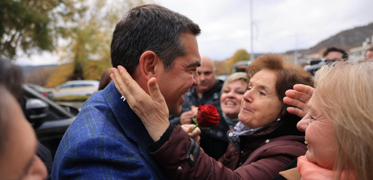 Αλέξης Τσίπρας αγκαλιά λουλούδι χαμογελάει