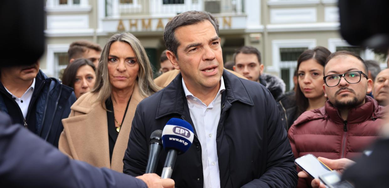 Ο Αλέξης Τσίπρας κάνει δηλώσεις