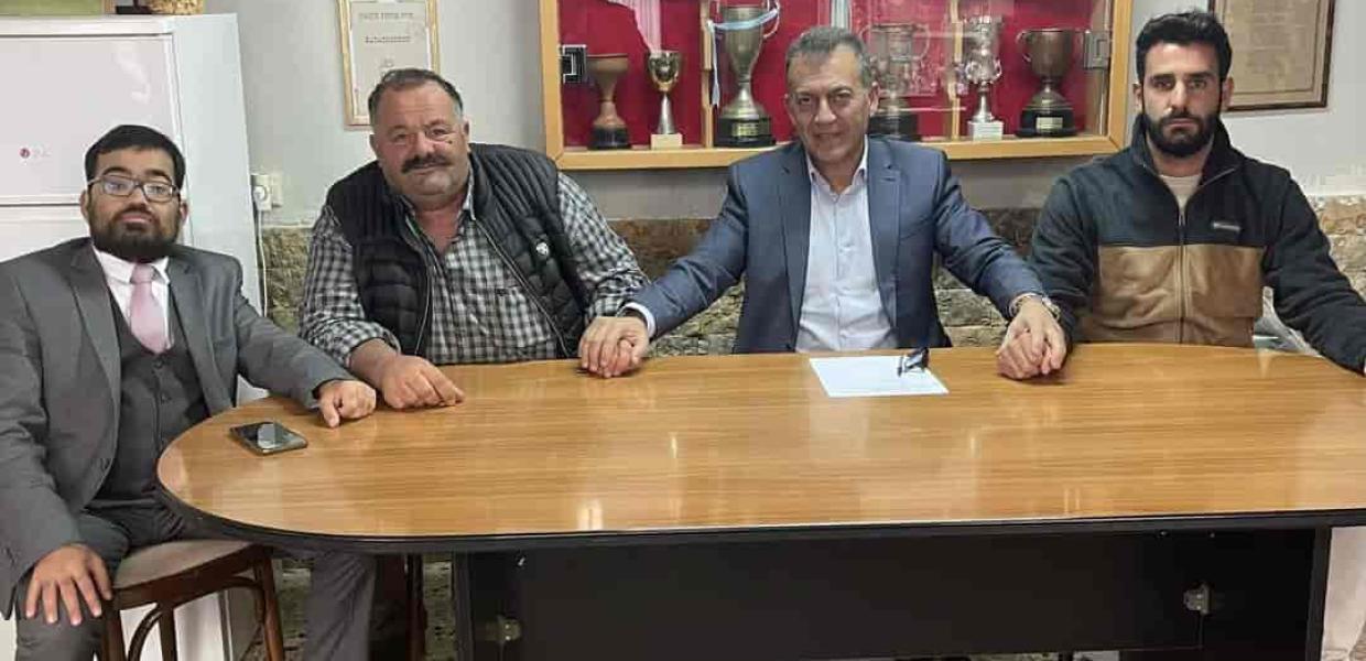 Ο Γιάννης Βρούτσης με μέλη του Κυνηγετικού Συλλόγου Σύρου