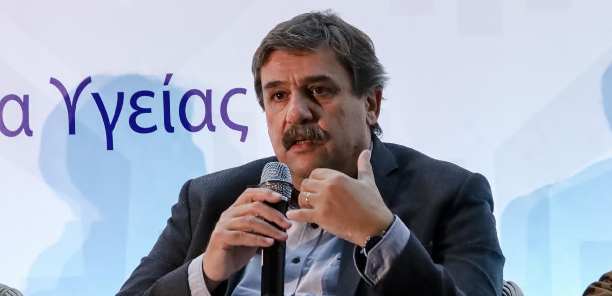 Ο Ανδρέας Ξανθός μιλάει σε μικρόφωνο