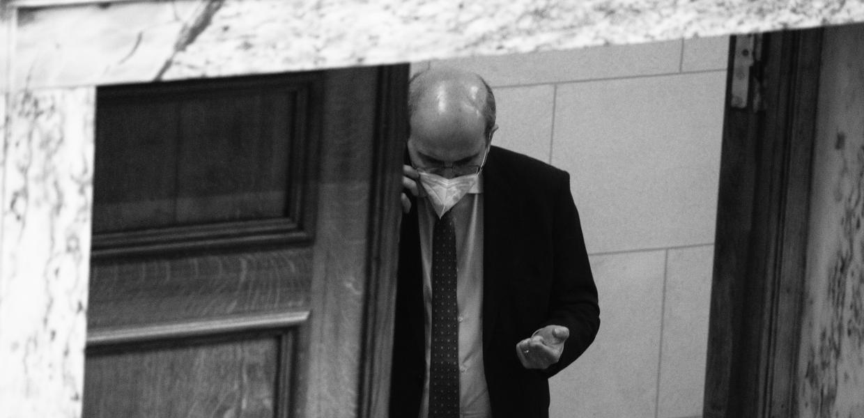 Ο Κωστής Χατζηδάκης μιλά στο τηλέφωνο