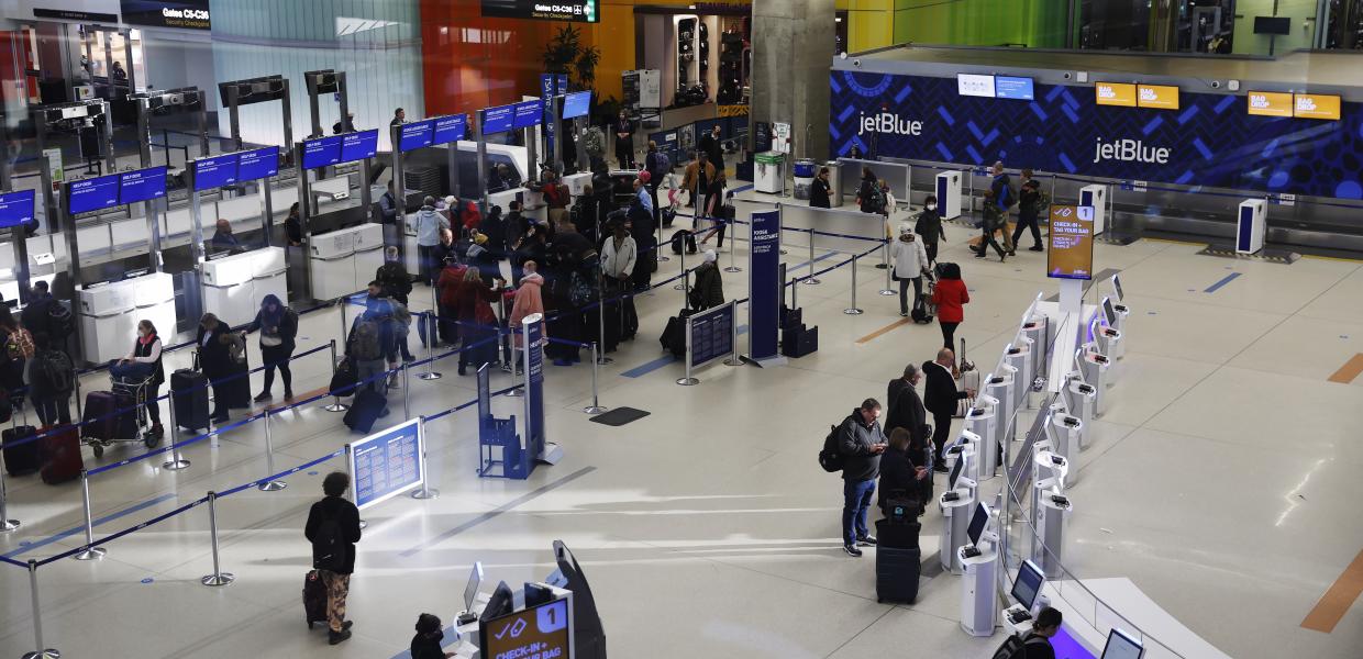 Κόσμος σε αεροδρόμιο στις ΗΠΑ