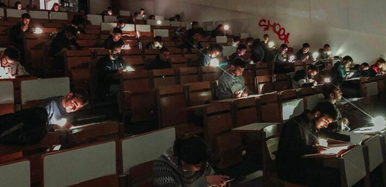 Φοιτητές δίνουν εξετάσεις χρησιμοποιώντας φακούς