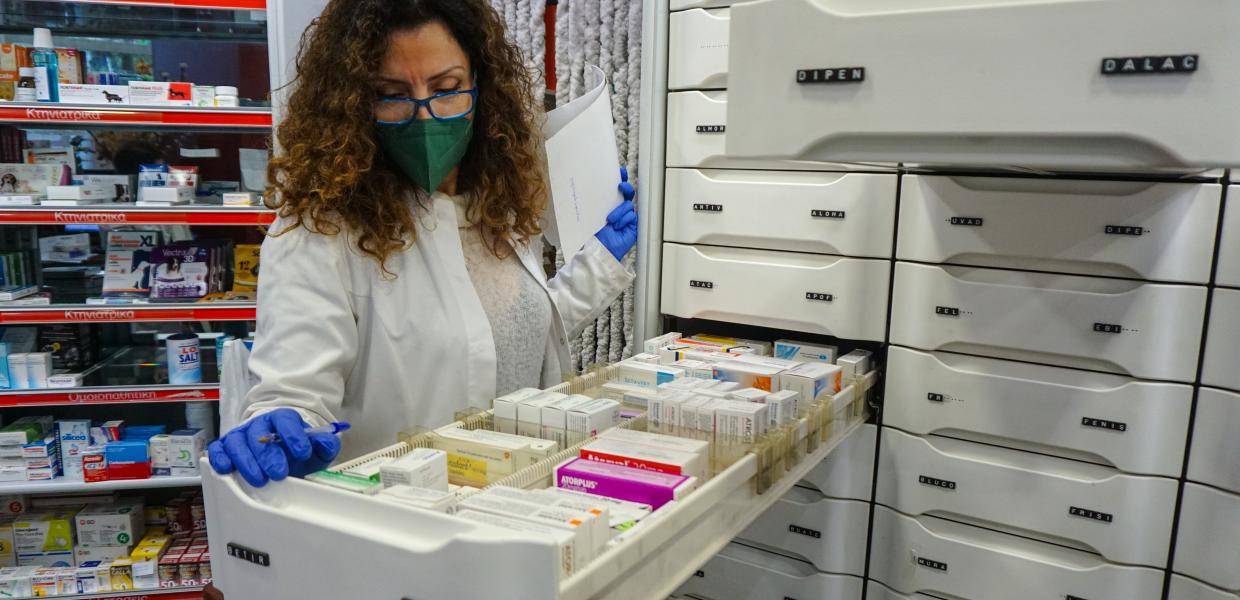 Φαρμακοποιός σε φαρμακείο