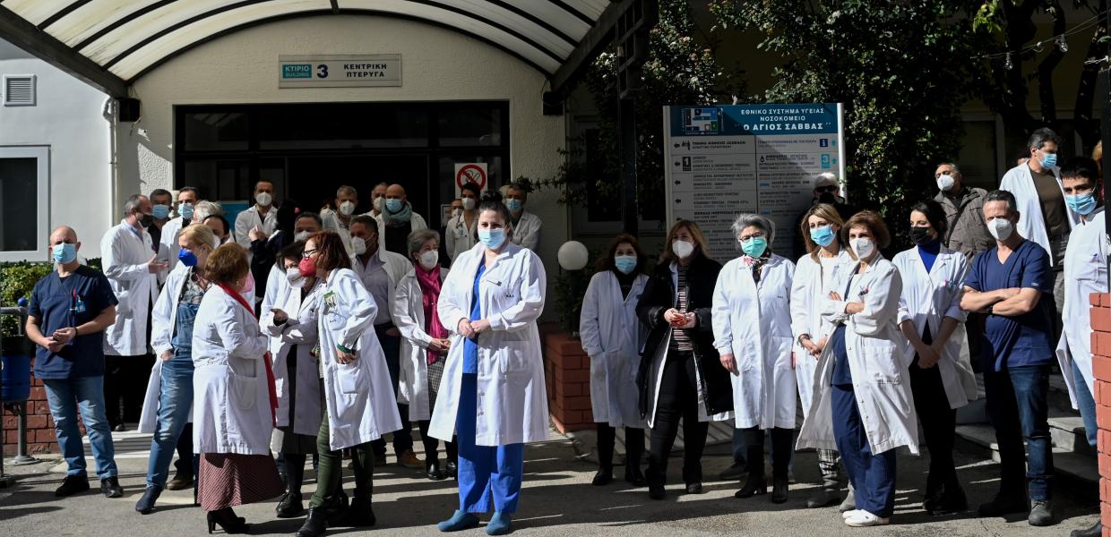 Γιατροί έξω από νοσοκομείο