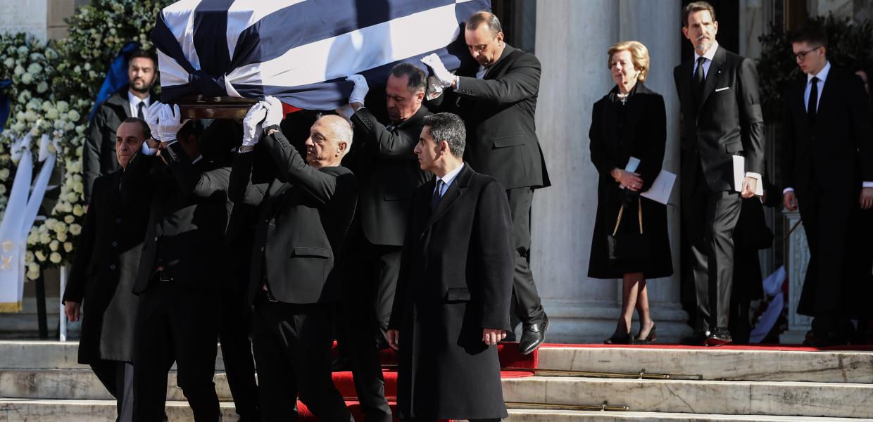 ΣΥΡΙΖΑ: ο Μητσοτάκης υποκλίθηκε σήμερα κανονικότατα στην έκπτωτη βασιλεία