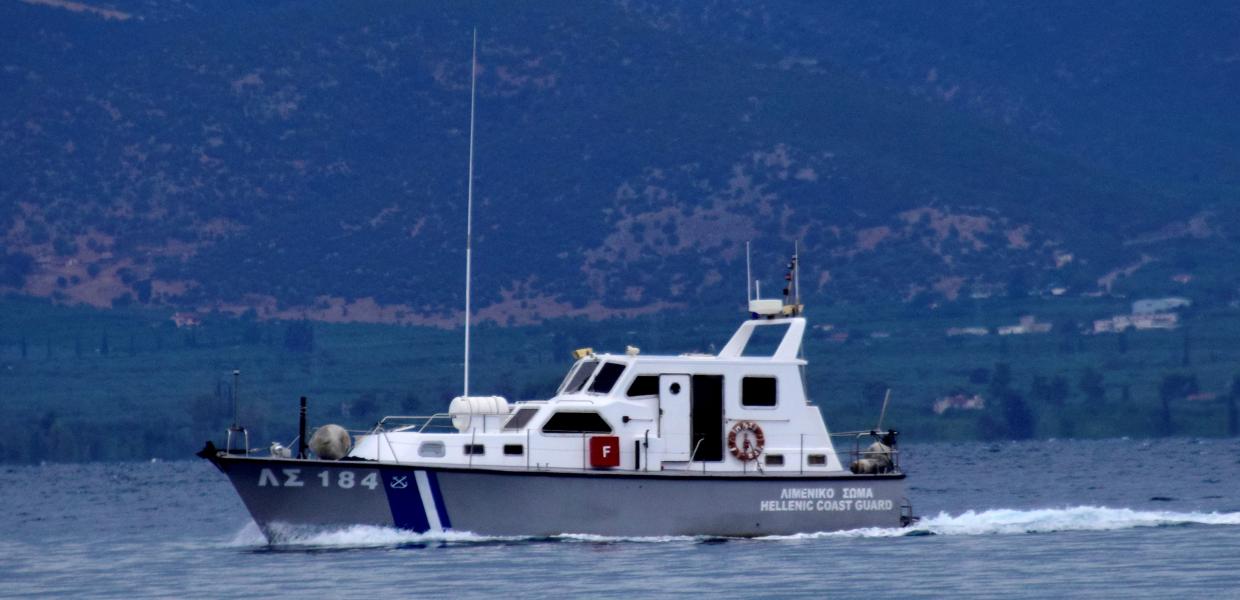 Σκάφος του λιμενικού στη θάλασσα
