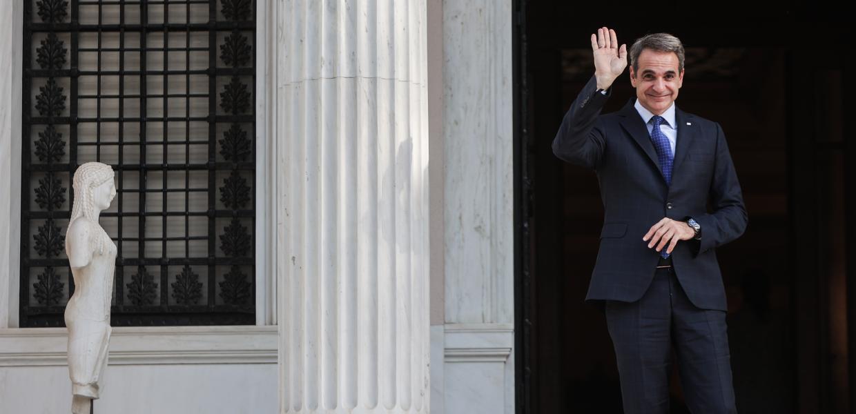 Ο Κυριάκος Μητσοτάκης χαιρετάει έξω από το Μέγαρο Μαξίμου