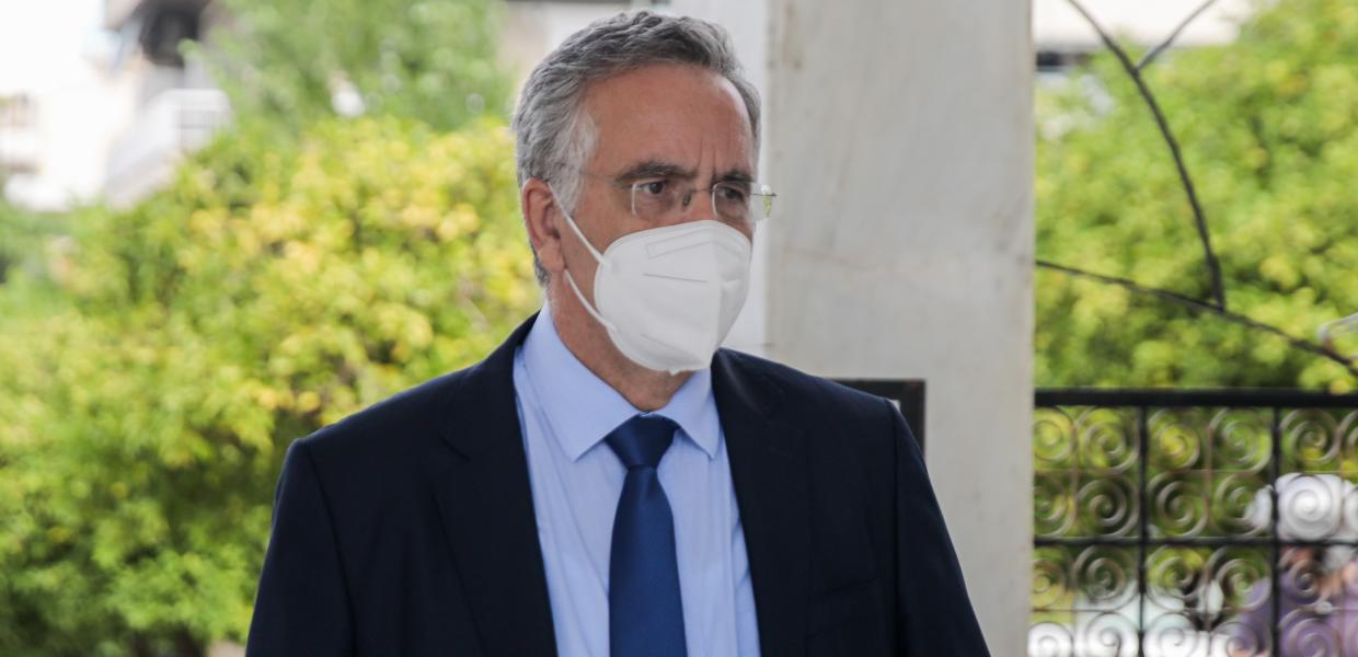 Ο Ισίδωρος Ντογιάκος με μάσκα
