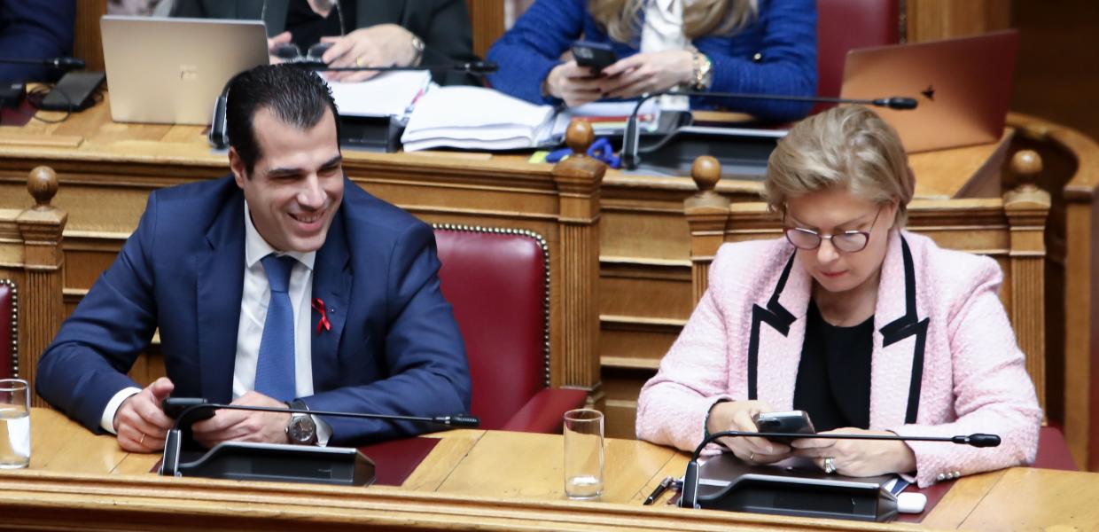 Ο Θάνος Πλεύρης και η Μίνα Γκάγκα στη Βουλή