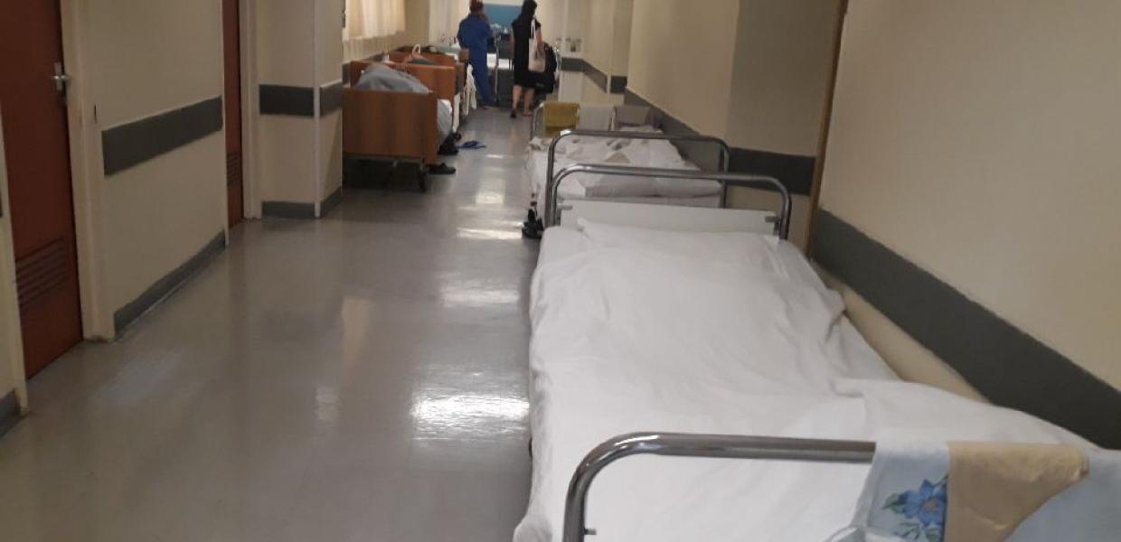 Κρεβάτια σε διάδρομο νοσοκομείου