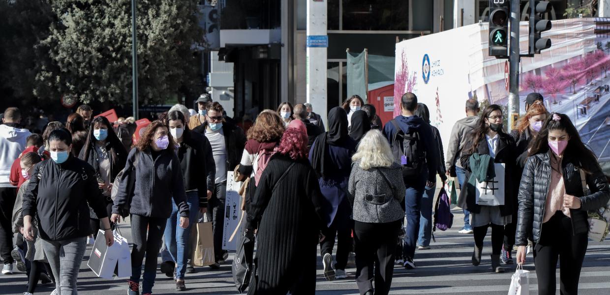 Κόσμος περπατάει στο Σύνταγμα