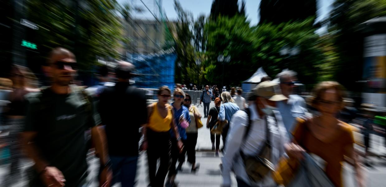 Άνθρωποι περπατούν στο Σύνταγμα
