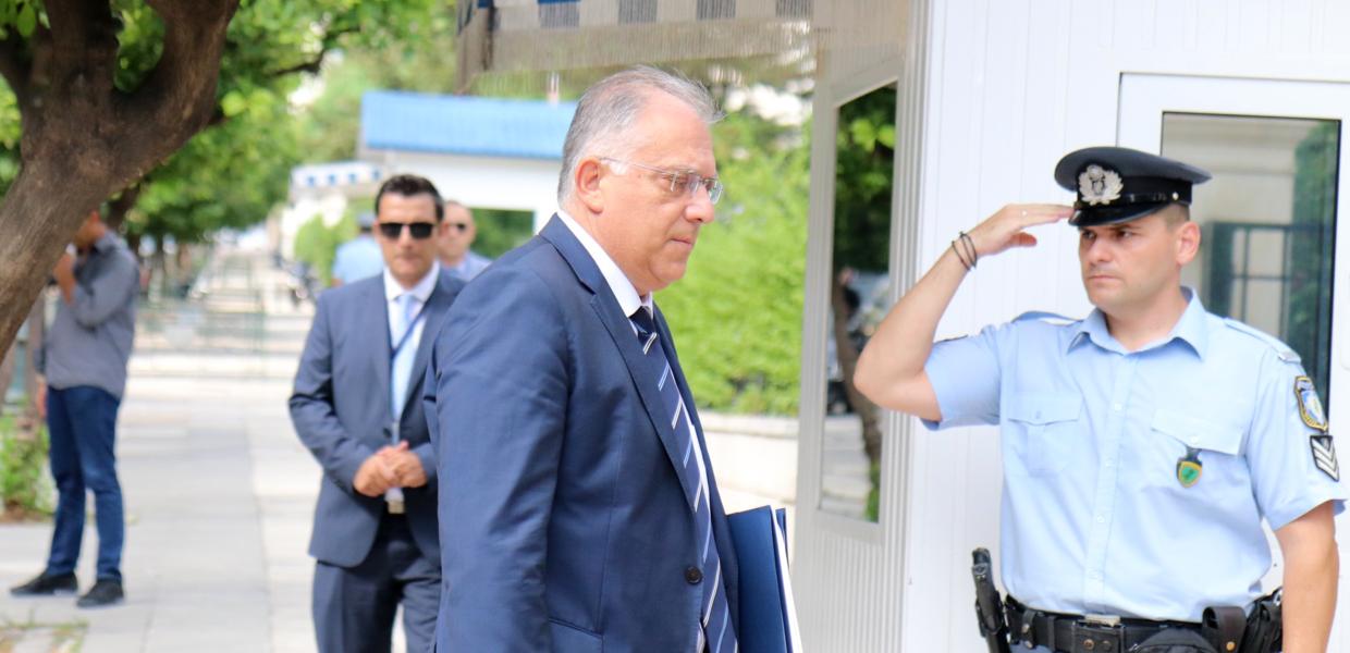 Ο Τάκης Θεοδωρικάκος μπροστά από αστυνομικό