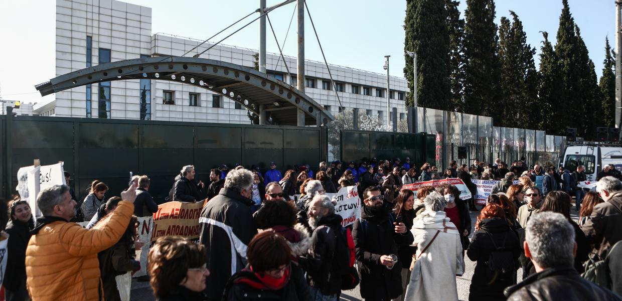 Διαμαρτυρία εκπαιδευτικων έξω από το Παιδείας