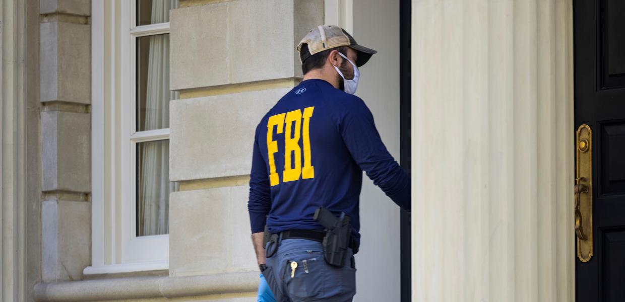 Άντρας του FBI με μπλούζα που έχει το λογότυπο της υπηρεσίας μπαίνει σε κτίριο
