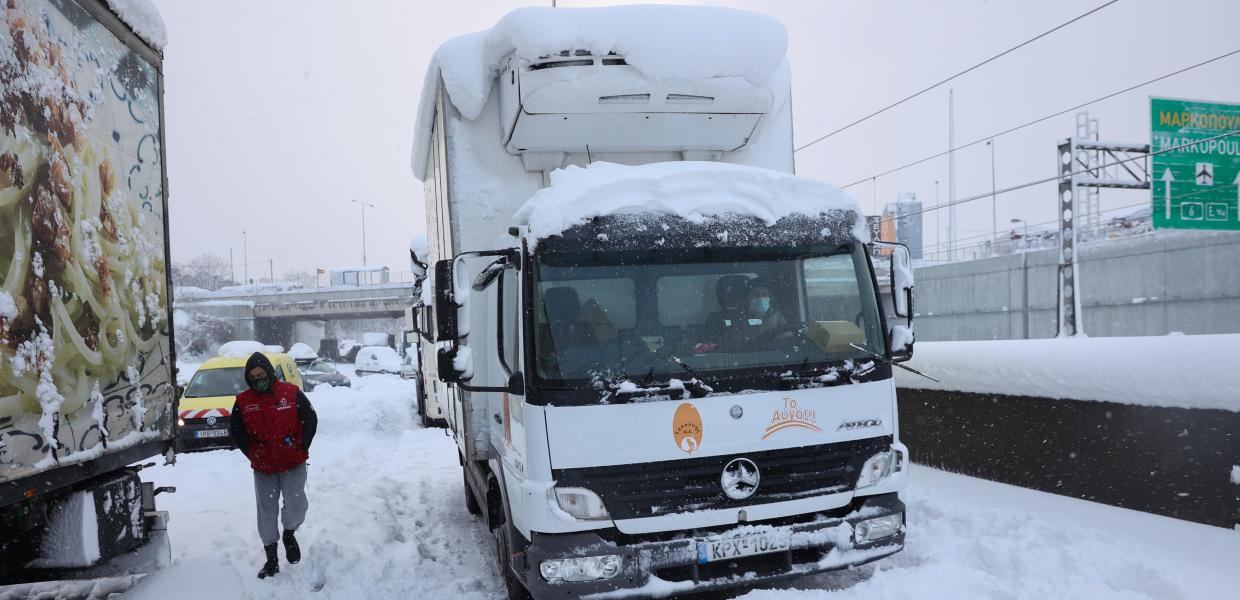 Φορτηγό στα χιόνια στην Αττική Οδό