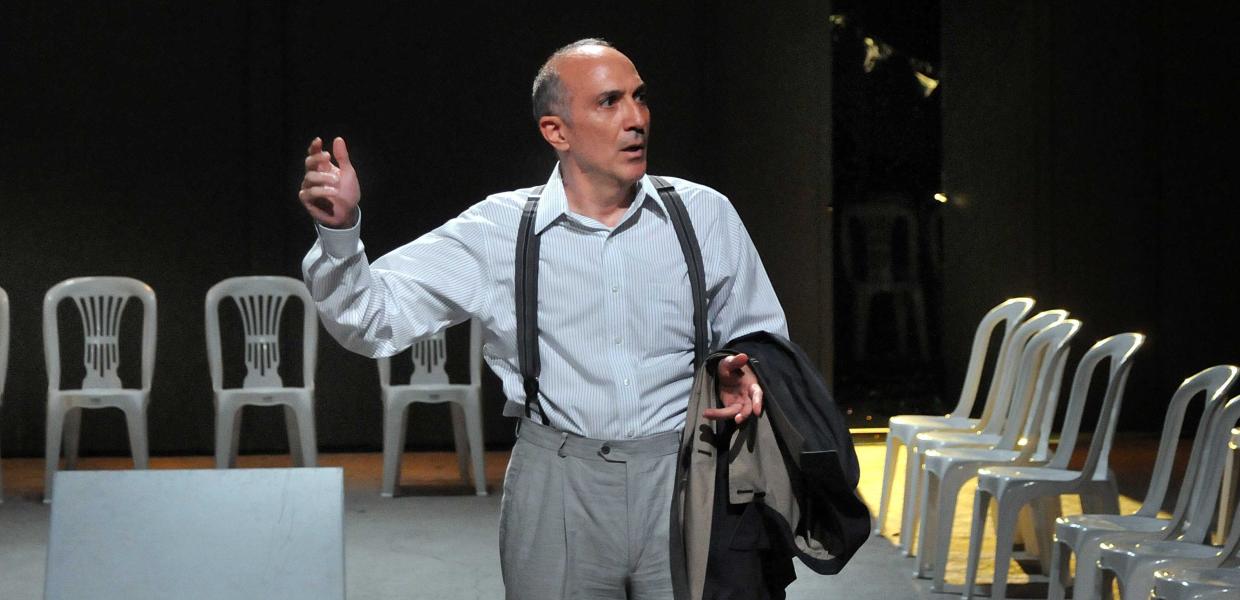 Ο Γιάννης Νταλιάνης στην παράσταση «Λάθος Κίνηση»