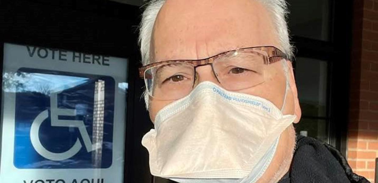 Ο Γιώργος Παυλάκης με μάσκα προστασίας για τον κορωνοϊό