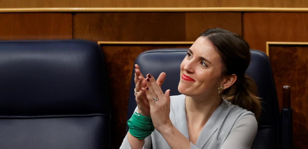 Η Ισπανίδα υπουργός Ισότητας στο κοινοβούλιο χειροκροτεί για την θέσπιση του νόμου 