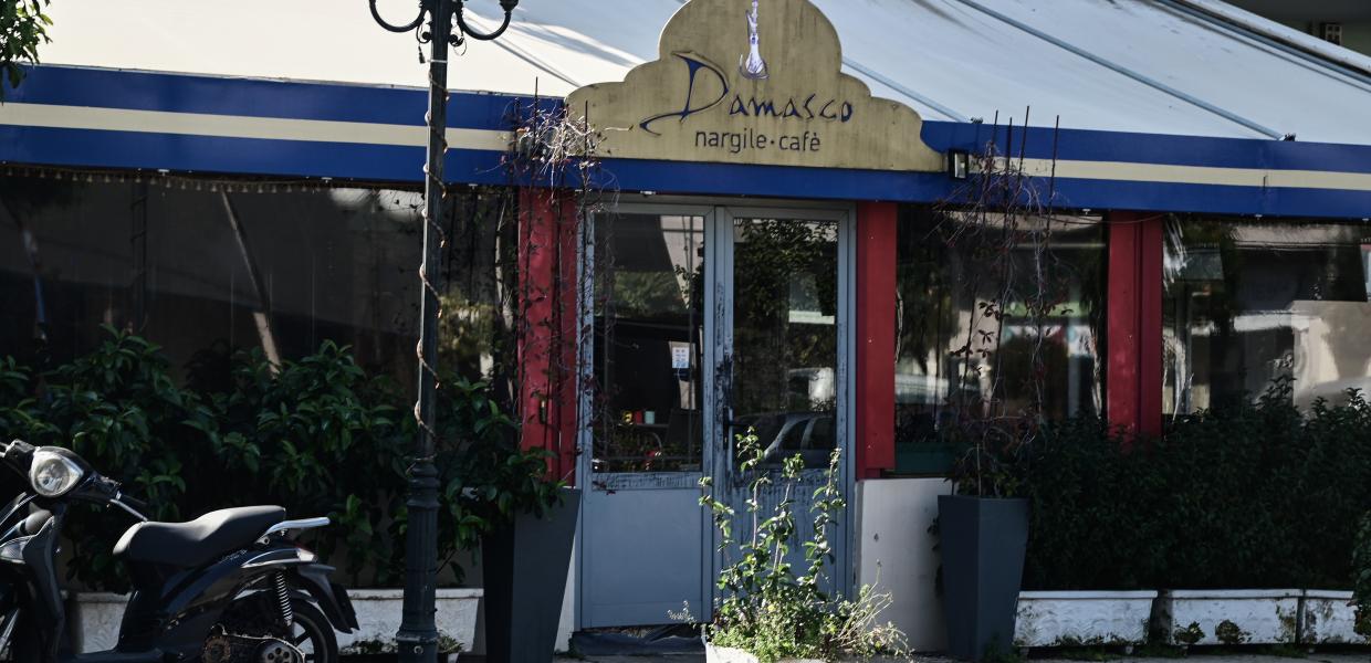 Πρόσοψη της καφετέριας στη Νέα Ιωνία όπου έπεσαν οι πυροβολισμοί 