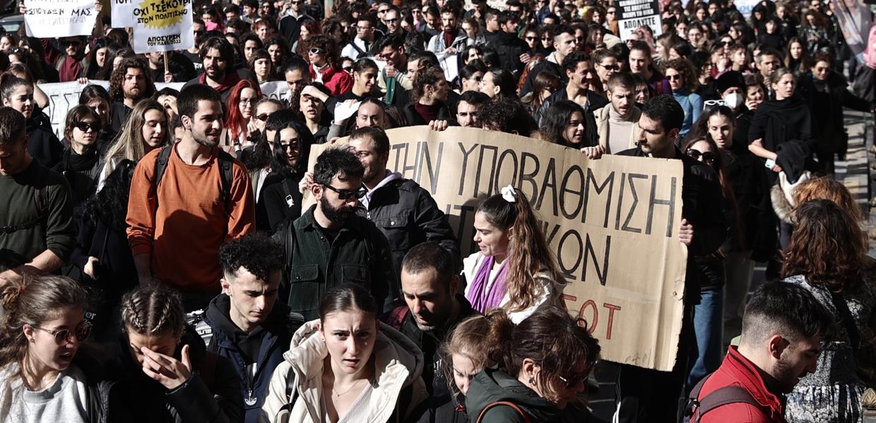 Καλλιτέχνες σε πορεία διαμαρτυρίας