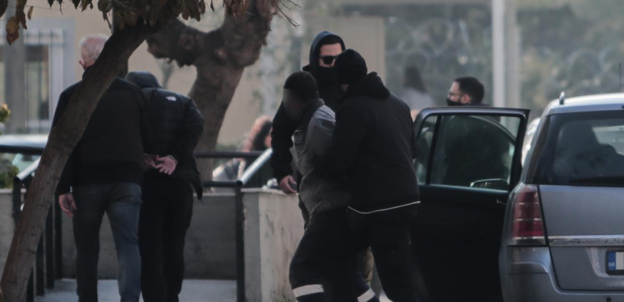 Μεταφορά συλληφθέντα από τον Κολωνό στην ανακρίτρια