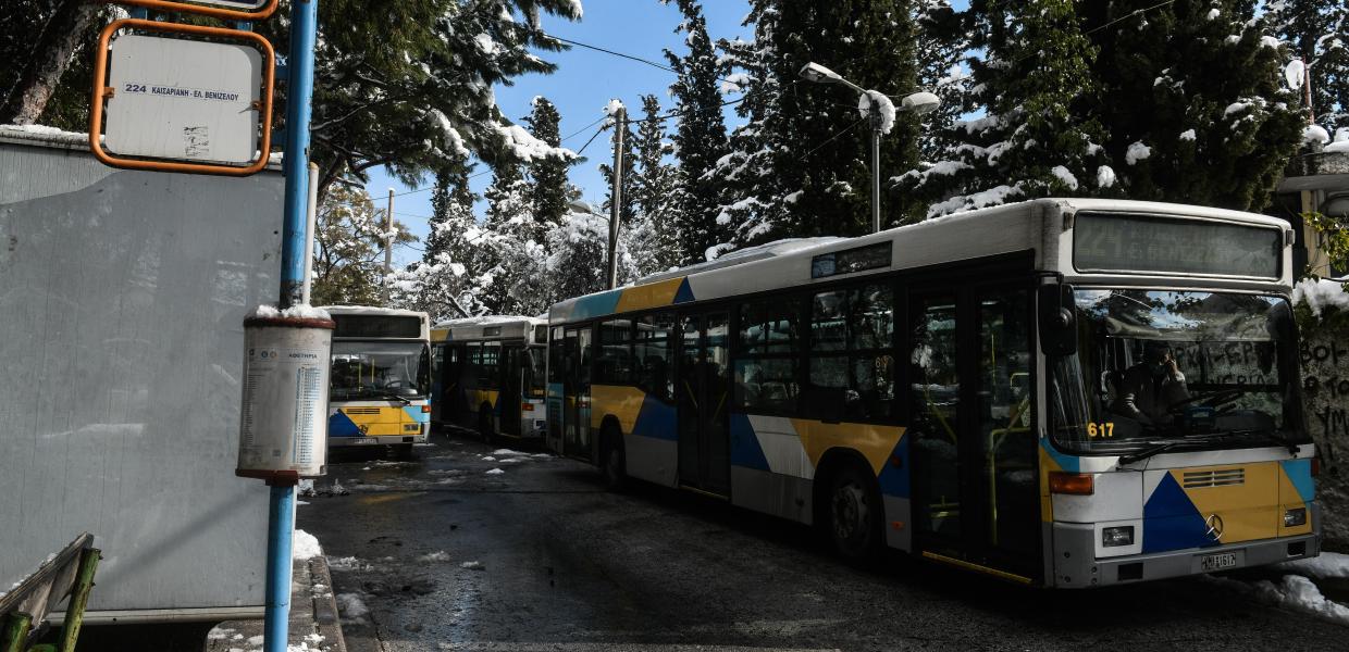Σταματημένα λεωφορεία λόγω χιονιού