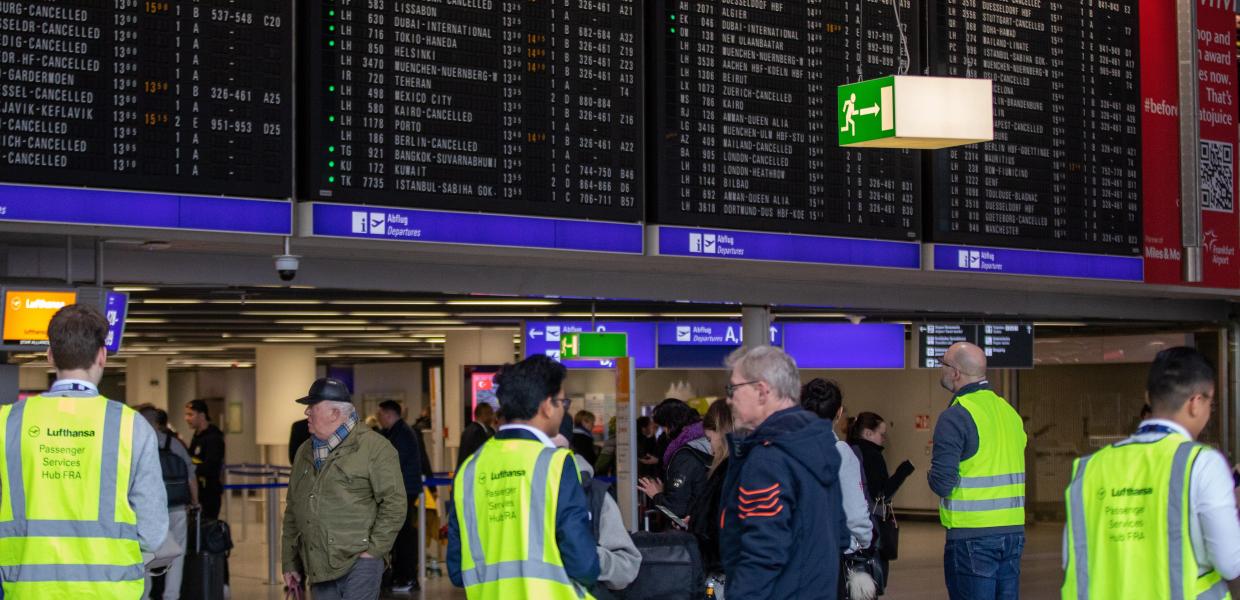 Άνθρωποι σε αεροδρόμιο στη Γερμανία